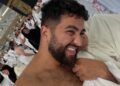صابر الشاوني يوثق رحلته إلى مكة رفقة والدته