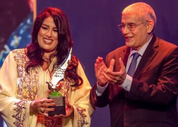 سعيدة باعدي في لحظة مؤثرة بتطوان.. تكريم يعيدها إلى أجمل محطات مسيرتها الفنية