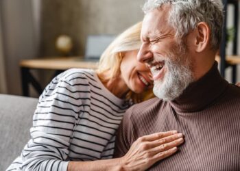كيف تجعلين زوجك أكثر إعجاباً بكِ رغم التقدم في السن؟