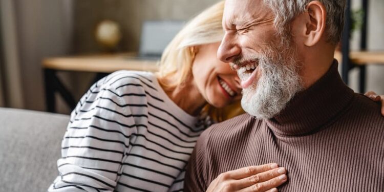 كيف تجعلين زوجك أكثر إعجاباً بكِ رغم التقدم في السن؟