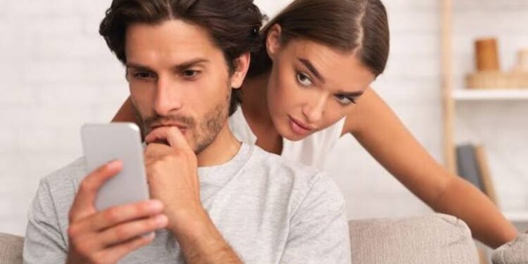 كيف أتجاوز مشكلة الغيرة المفرطة على زوجتي وأحافظ على استقرار حياتي الزوجية؟